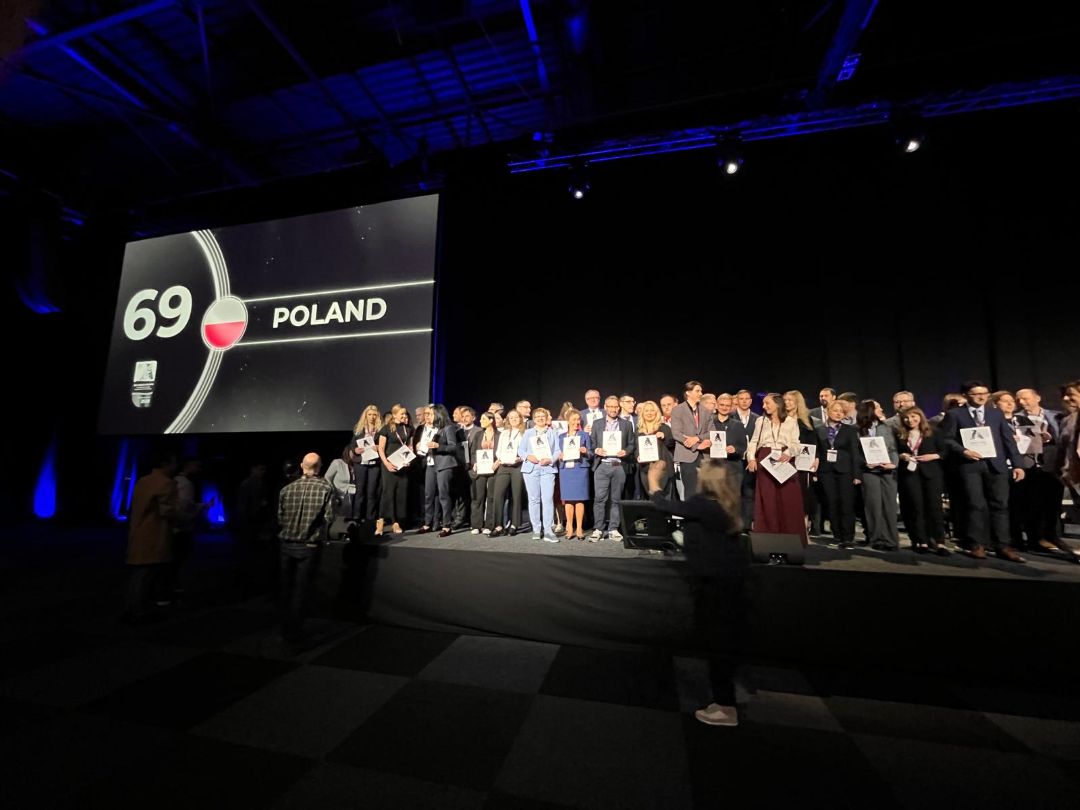Zdjęcie grupowe laureatów Angel Initative Poland na sali konferencyjnej.