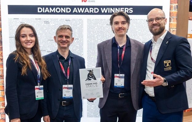 Pracownicy WIM z nagrodą w tle plakat angel awards.