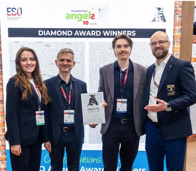 Pracownicy WIM z nagrodą w tle plakat angel awards.