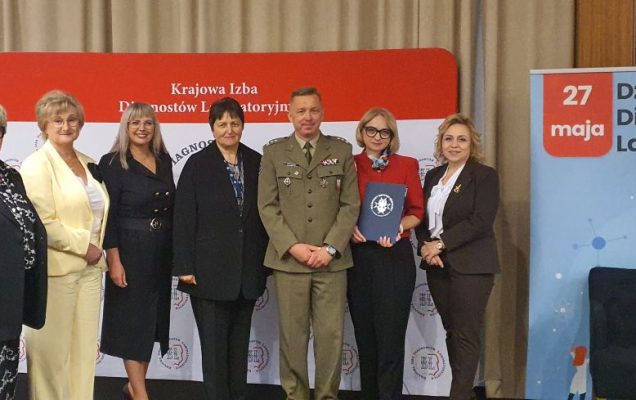 Agnieszka Woźniak-Kosek z uczestnikami konferencji pozują do zdjęcia.