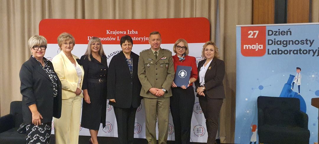 Agnieszka Woźniak-Kosek z uczestnikami konferencji pozują do zdjęcia.