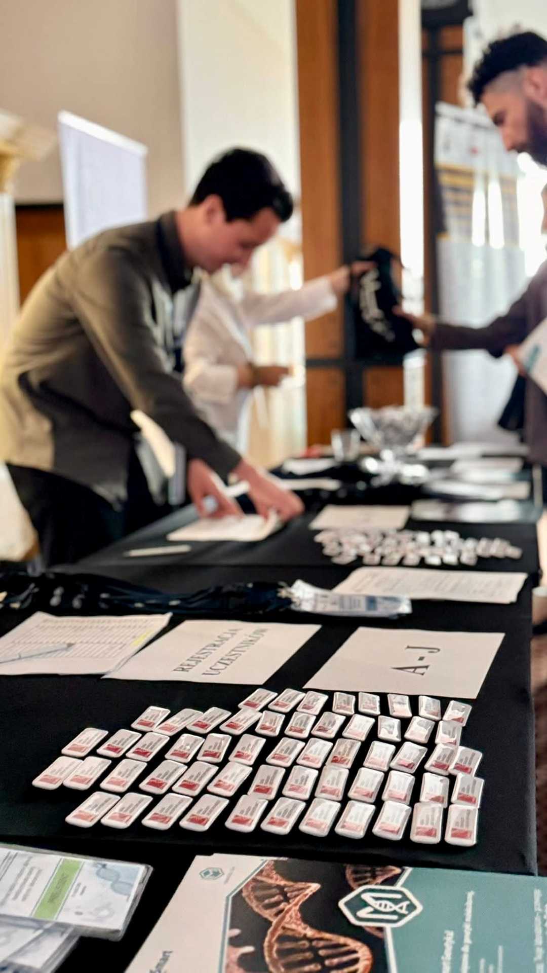 Uczestnik konferencji stoi przed jednym ze stoisk tematycznych.