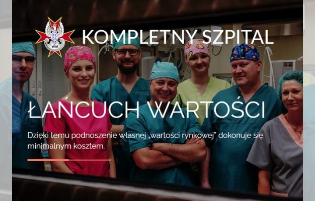 Grupa uśmiechniętych lekarzy chirurgów pozujących do zdjecia na sali operacyjnej.