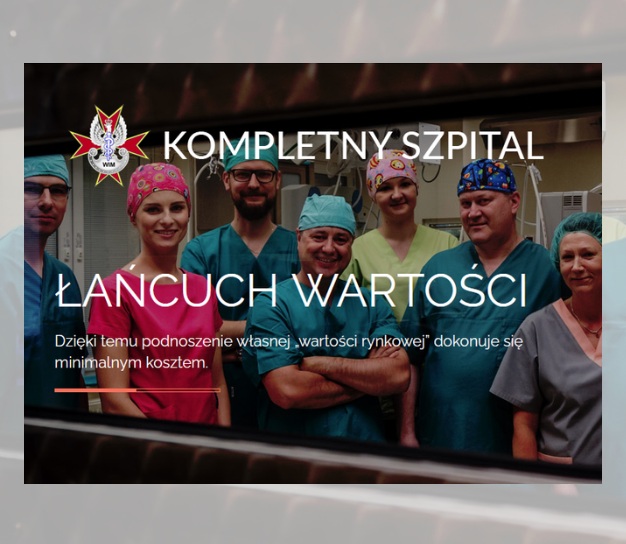 Grupa uśmiechniętych lekarzy chirurgów pozujących do zdjecia na sali operacyjnej.