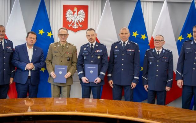 Grzegorz Gielerak, Roman Smogorzewski wraz z współpracownikami prezentują podpisane listy intencyjne. Za ich plecami godło RP oraz flagi UE i RP.