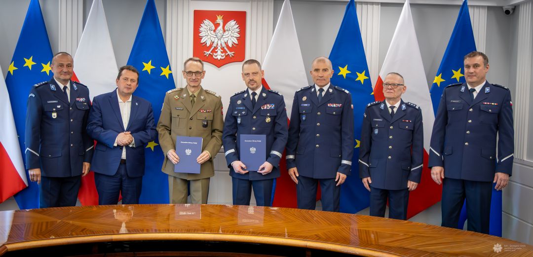 Grzegorz Gielerak, Roman Smogorzewski wraz z współpracownikami prezentują podpisane listy intencyjne. Za ich plecami godło RP oraz flagi UE i RP.