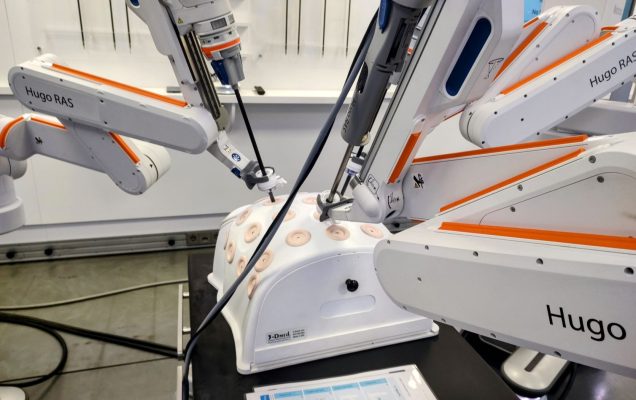 Robot medyczny HUGO RAS na sali operacyjnej.