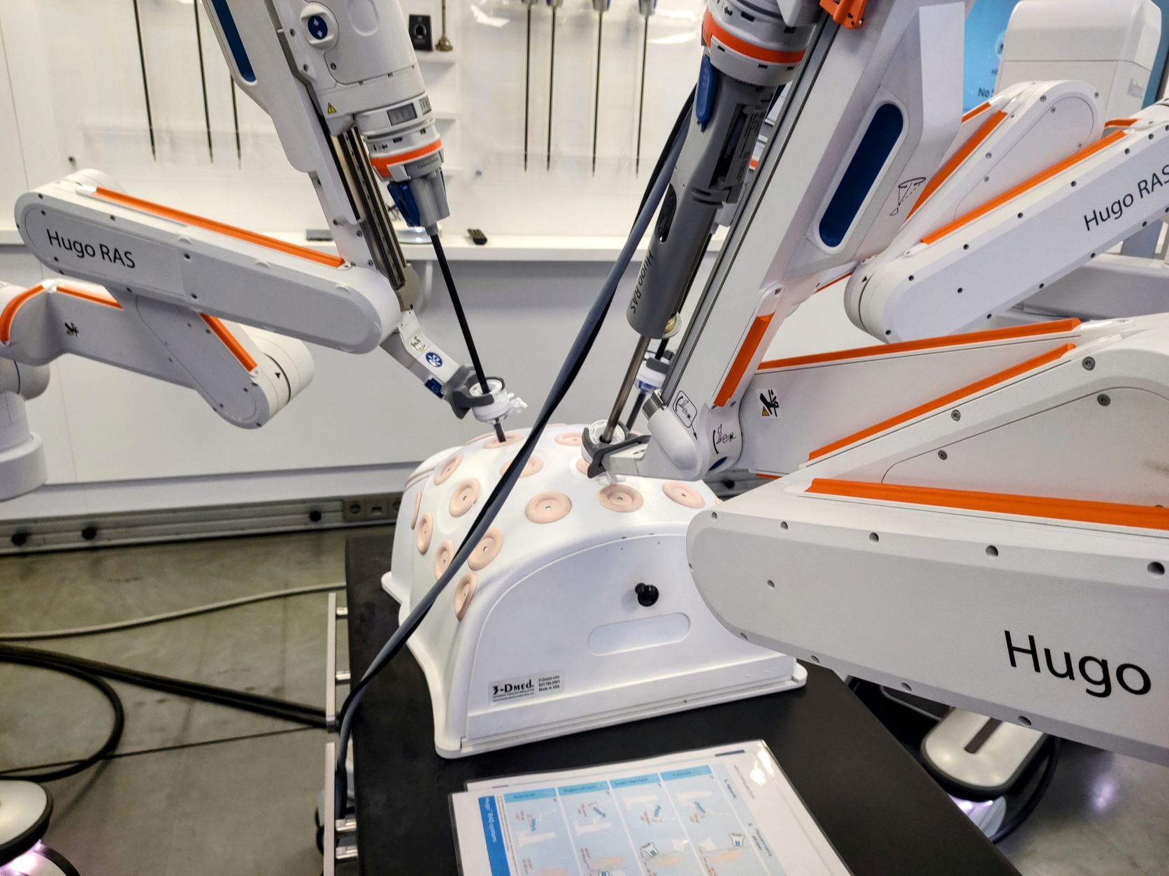Robot medyczny HUGO RAS na sali operacyjnej.