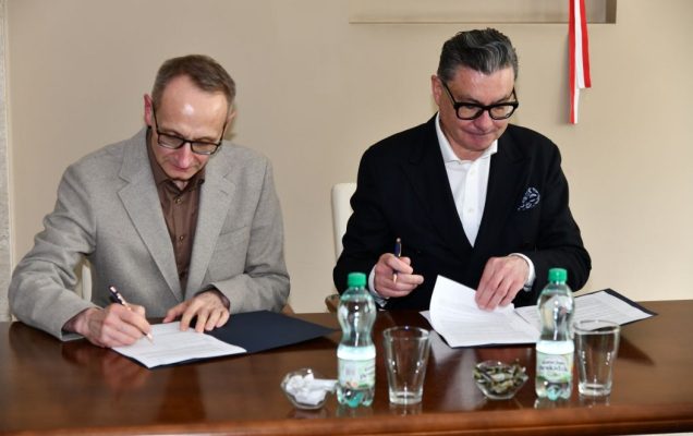 Dyrektor WIM i Cezary Kozanecki podpisują umowę.