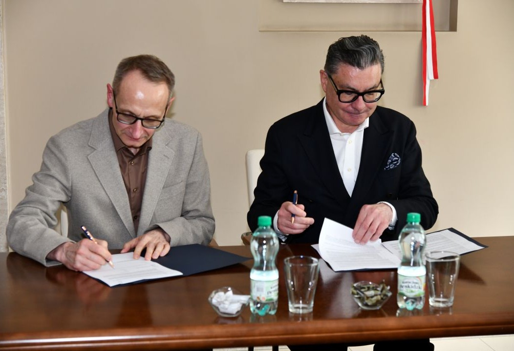 Dyrektor WIM i Cezary Kozanecki podpisują umowę.