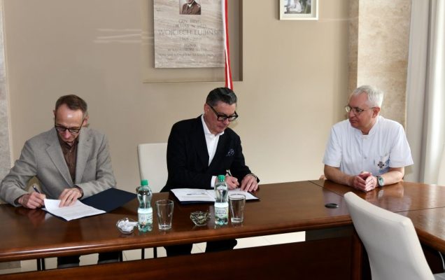 Dyrektor WIM i Cezary Kozanecki podpisują umowę obok nich siedzący Jacek Doniec.