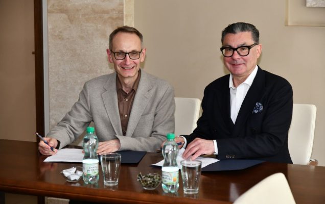 Dyrektor WIM i Cezary Kozanecki pozują do zdjęcia podczas podpisnaia umowy.