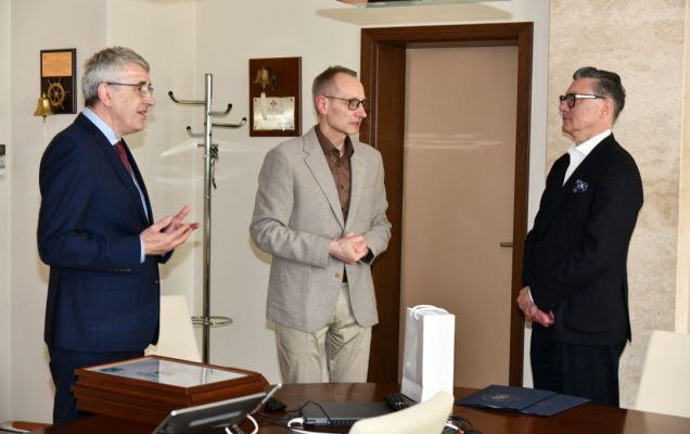 Dyrektor WIM i Cezary Kozanecki w gabinecie Dyrektora WIM.