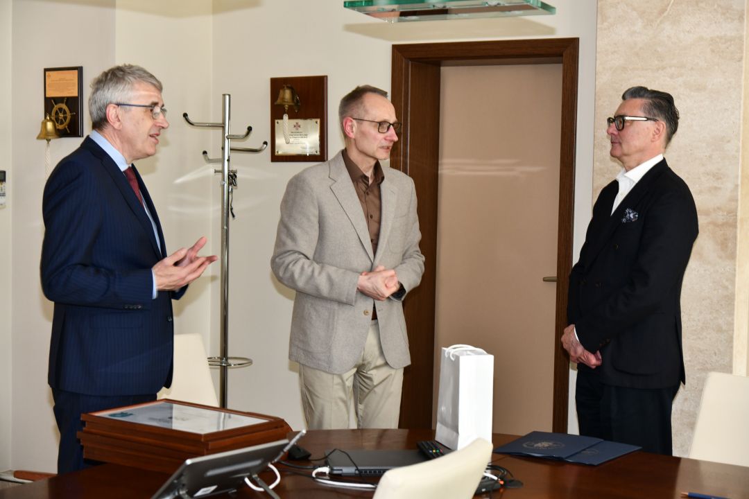 Dyrektor WIM i Cezary Kozanecki w gabinecie Dyrektora WIM.
