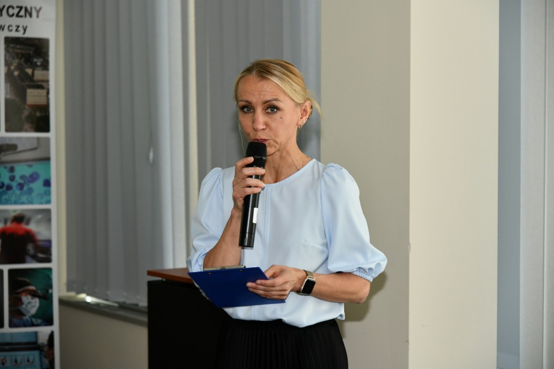Małgorzata Złotkowska z mikrofonem w dłoni prowadzi uroczystość.
