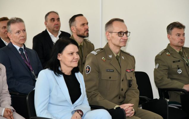 Grzegorz Gielerak i Katarzyna Kacperczyk siedzący na sali podczas uroczystości.