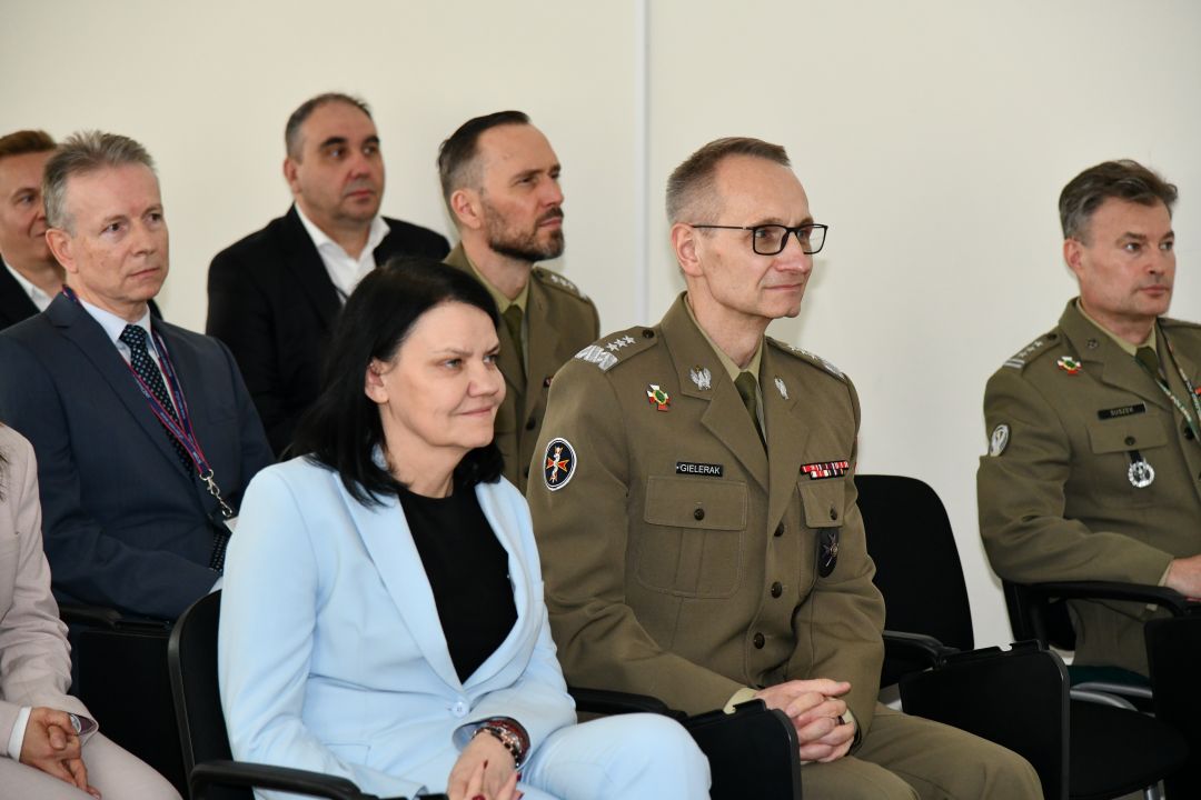 Grzegorz Gielerak i Katarzyna Kacperczyk siedzący na sali podczas uroczystości.