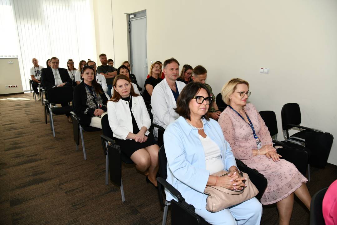 Siedzący na sali uczestnicy spotkania.
