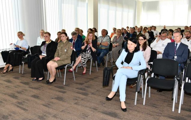 Katarzyna Kacperczyk siedzi na sali podczas uroczystości.