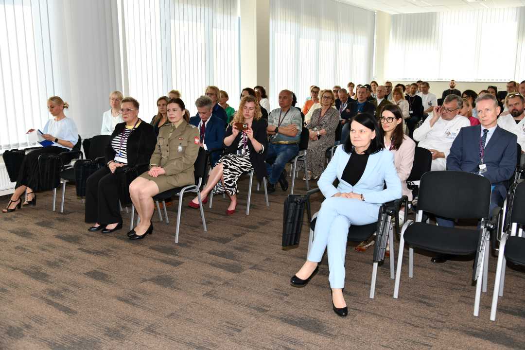 Katarzyna Kacperczyk siedzi na sali podczas uroczystości.