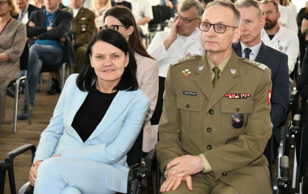 Grzegorz Gielerak i Katarzyna Kacperczyk siedzący na sali podczas uroczystości.