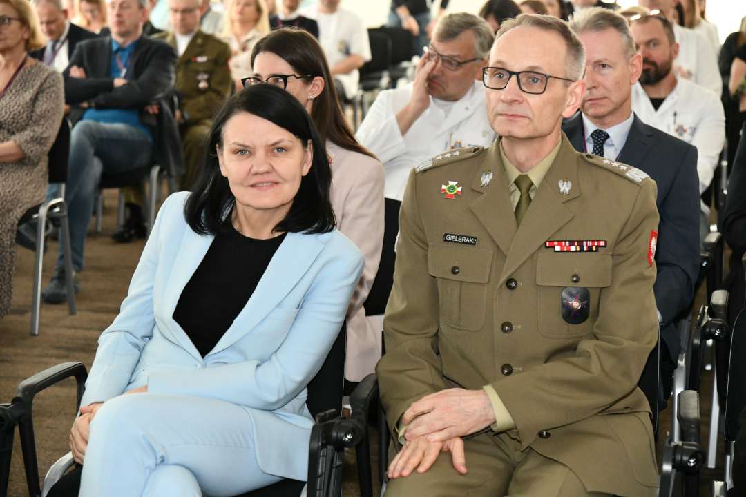Grzegorz Gielerak i Katarzyna Kacperczyk siedzący na sali podczas uroczystości.