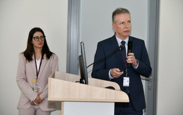 Jacek Matuszak i Justyna Chałubińska-Fendler podczas prezentacji przy mównicy.