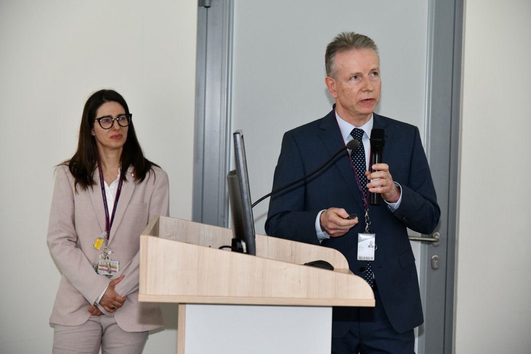 Jacek Matuszak i Justyna Chałubińska-Fendler podczas prezentacji przy mównicy.