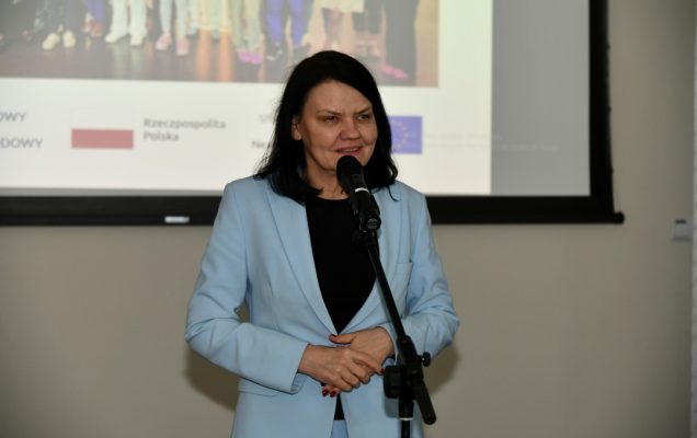 Katarzyna Kacperczyk przy mównicy.