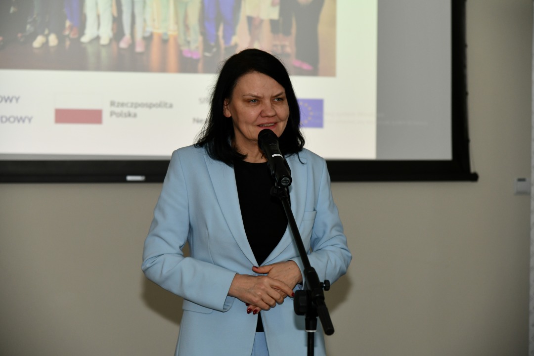 Katarzyna Kacperczyk przy mównicy.