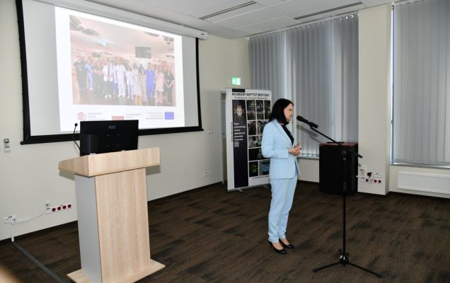 Katarzyna Kacperczyk przy mównicy.