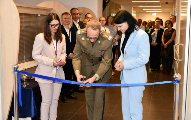 Justyna Chałubińska-Fendler, Grzegorz Gielerak i Katarzyna Kacperczyk przecinają wstęgę.