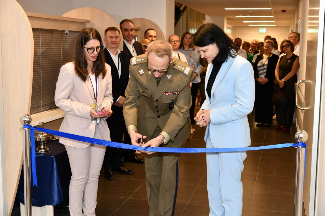 Justyna Chałubińska-Fendler, Grzegorz Gielerak i Katarzyna Kacperczyk przecinają wstęgę.