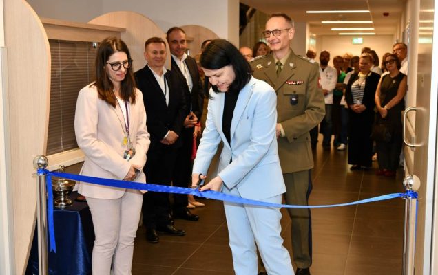 Katarzyna Kacperczyk przecina wstęgę. Obok stoi Justyna Chałubińska-Fendler.