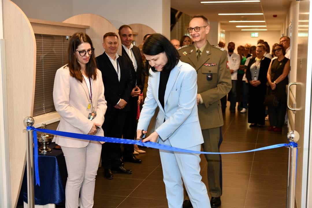 Katarzyna Kacperczyk przecina wstęgę. Obok stoi Justyna Chałubińska-Fendler.