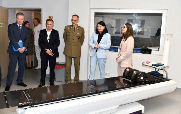 Grzegorz Gielerak i Katarzyna Kacperczyk oraz goście oglądają nowe pomieszczenia.
