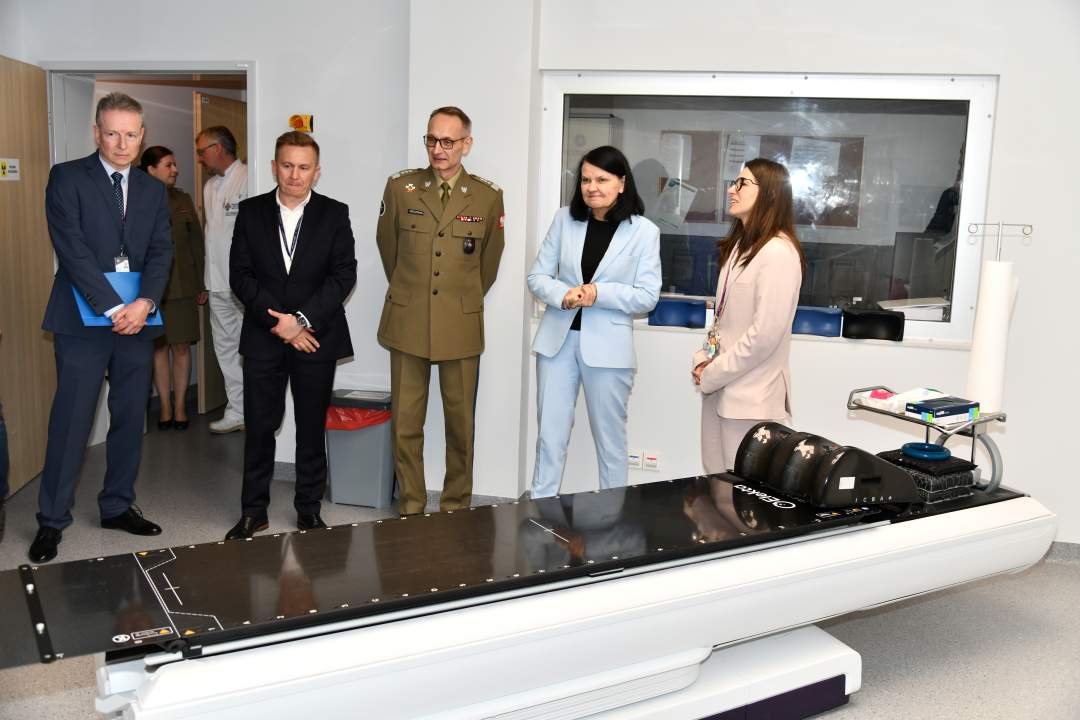 Grzegorz Gielerak i Katarzyna Kacperczyk oraz goście oglądają nowe pomieszczenia.