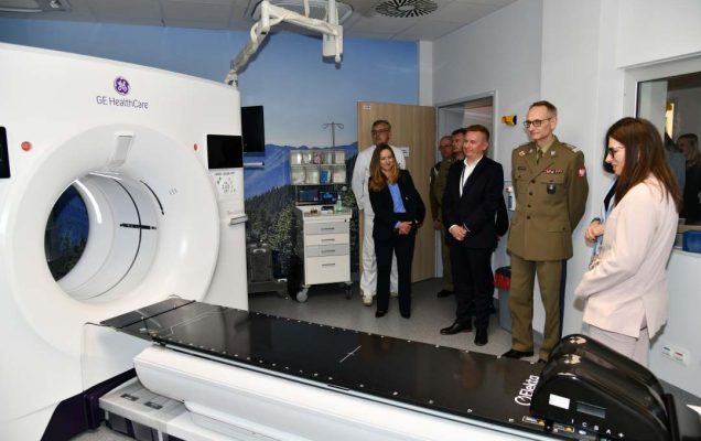 Grzegorz Gielerak i Katarzyna Kacperczyk oraz goście oglądają nowe pomieszczenia.