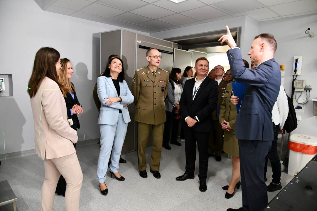 Grzegorz Gielerak i Katarzyna Kacperczyk oraz goście oglądają nowe pomieszczenia.