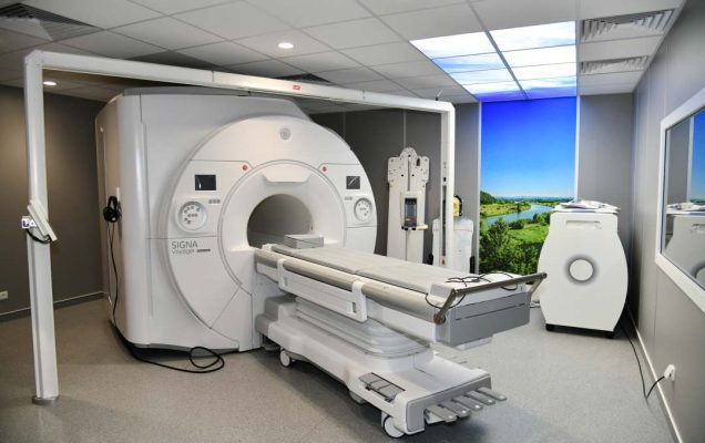 Tomograf Signa Voyager w pomieszczeniu szpitalnym.