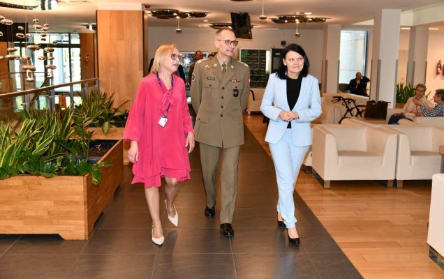 Katarzyna Kacperczyk, Grzegorz Gielerak i Renata Duchnowska w Klinice Onkologii.