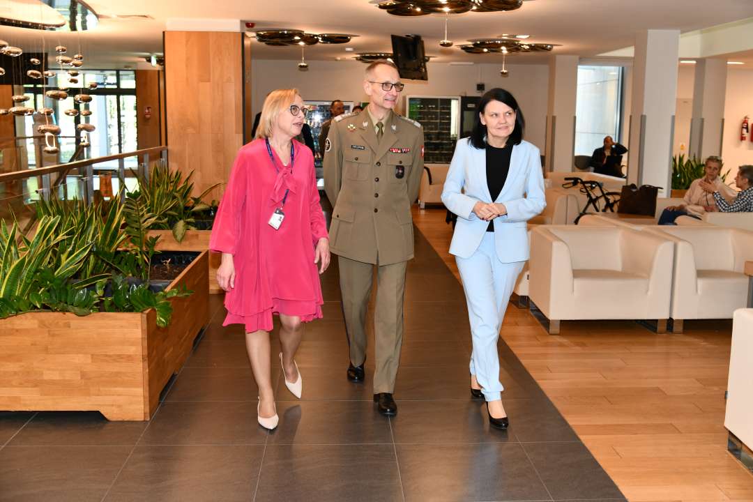 Katarzyna Kacperczyk, Grzegorz Gielerak i Renata Duchnowska w Klinice Onkologii.