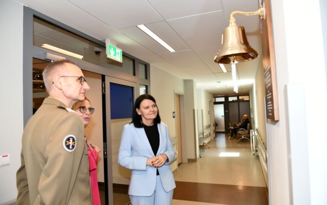 Katarzyna Kacperczyk, Grzegorz Gielerak i Renata Duchnowska w Klinice Onkologii oglądają dzwon zwycięstwa.