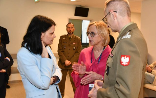 Katarzyna Kacperczyk, Grzegorz Gielerak i Renata Duchnowska w Klinice Onkologii.
