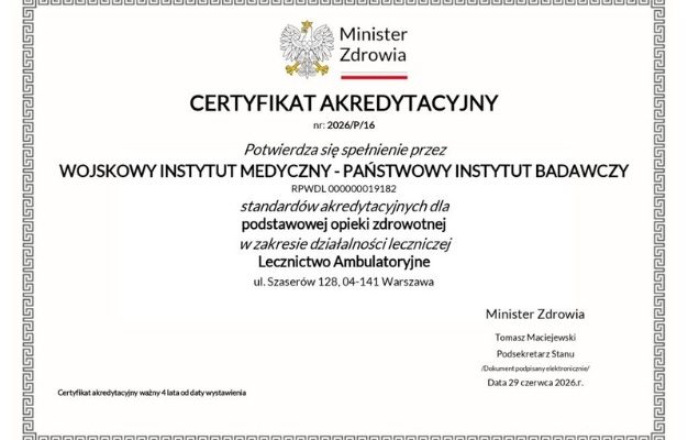 dokument w języku polskim zatytułowany „Certyfikat akredytacyjny”, wydany przez Ministerstwo Zdrowia. W górnej części widnieje godło Polski – biały orzeł w złotej koronie – oraz napis „Minister Zdrowia”. Treść certyfikatu potwierdza spełnienie przez Wojskowy Instytut Medyczny – Państwowy Instytut Badawczy standardów akredytacyjnych dla podstawowej opieki zdrowotnej w zakresie działalności leczniczej Lecznictwo Ambulatoryjne. Dokument zawiera numer akredytacji, adres instytutu (ul. Szaserów 128, Warszawa) oraz podpis elektroniczny Tomasza Maciejewskiego, Podsekretarza Stanu. Na dole znajduje się informacja, że certyfikat jest ważny przez cztery lata od daty wystawienia. Całość utrzymana w eleganckiej, oficjalnej formie z ozdobną ramką i czarno-białą kolorystyką.