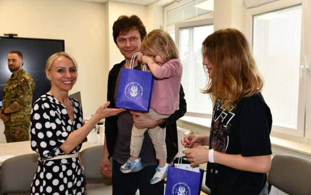 Małgorzata Złotkowska, kierownik Biura Dyrektora WIM-PIB, główny specjalista ds. komunikacji społecznej. podczas wręczania dzieciom prezentów.