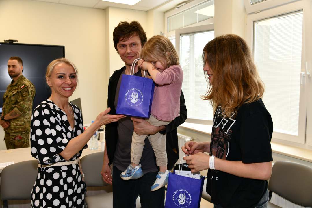 Małgorzata Złotkowska, kierownik Biura Dyrektora WIM-PIB, główny specjalista ds. komunikacji społecznej. podczas wręczania dzieciom prezentów.