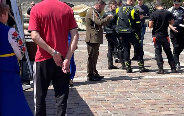 Mężczyzna stoi przy jednym z namiotów wystawienniczych na rynku krakowskim.