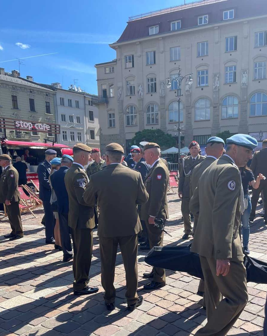 Weterani w strojach wojskowych na krakowskim rynku.