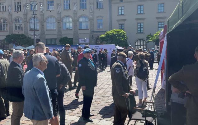 Weterani w wojskowych strojach przy stoisku Centrum Leczenia Weterana.